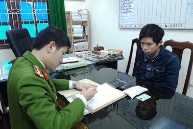 Khởi tố kẻ tống tiền nữ giáo viên bằng clip sex