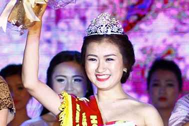 Tân Hoa khôi ĐH Lao động xã hội so vẻ đẹp nữ sinh với "tảng băng trôi"