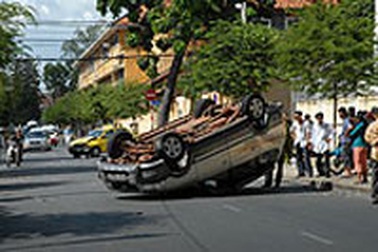 TPHCM: Ôtô “làm xiếc” trên đường 