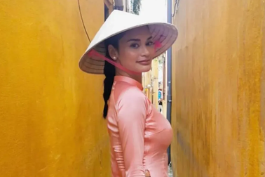 Hoa hậu hoàn vũ Pia Wurtzbach duyên dáng diện áo dài dạo phố Hội An