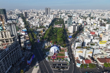 Đào hở tại Công viên 23 Tháng 9 để xây đường sắt Bến Thành - Cần Giờ