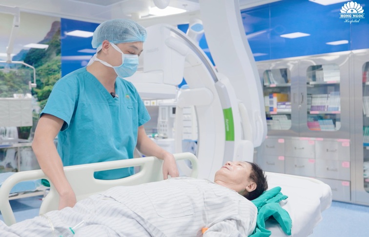 Nút mạch tuyến tiền liệt điều trị cơn đau tiểu cho bệnh nhân cao tuổi