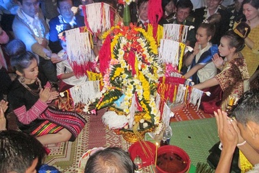 Sinh viên Lào sôi nổi đón Tết trên đất cố đô