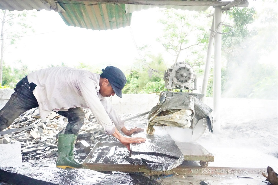 Nhọc nhằn nghề chẻ đá đổi cơm ở Đà Nẵng - 3 Nhọc nhằn nghề chẻ đá đổi cơm ở Đà Nẵng - 3