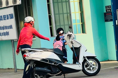 Ngày đầu con đi học lại, mẹ ngủ gần... 10h mới dậy