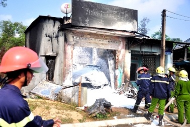 Lửa bùng phát dữ dội thiêu rụi cửa hàng sơn      
