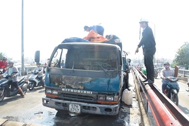 Xe tải bốc cháy trên cầu, giao thông kẹt cứng