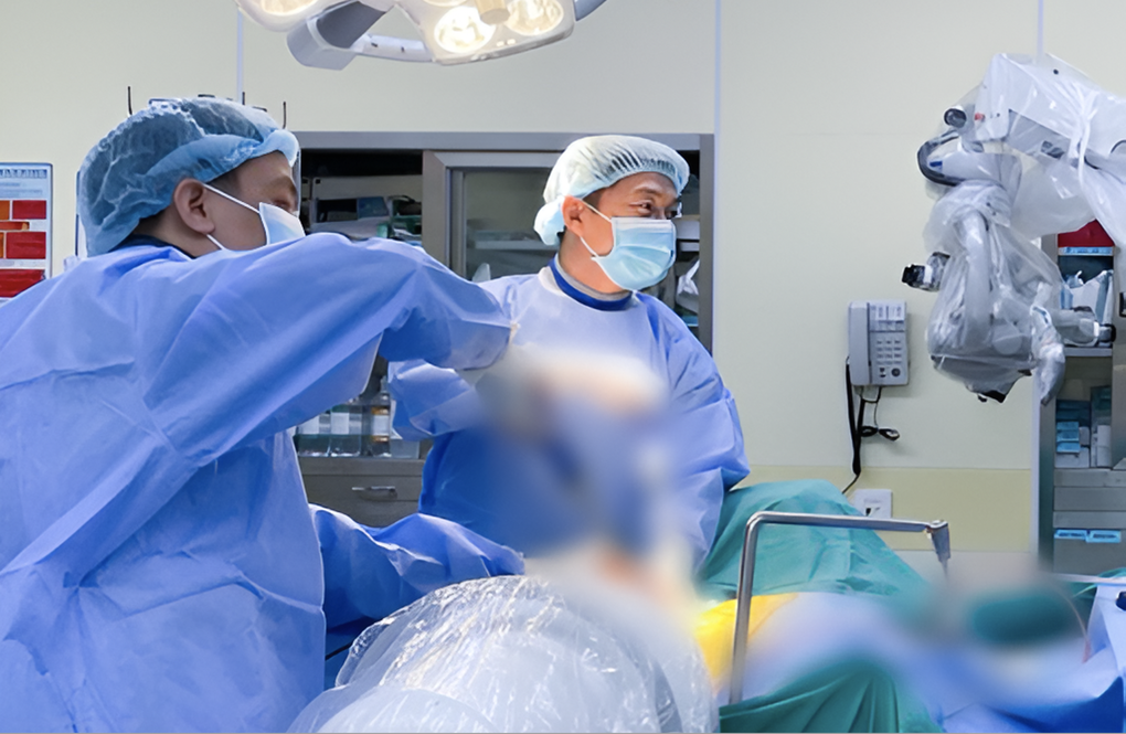 Thử thách cứu người phụ nữ đối diện nguy cơ không thể đi lại - 2