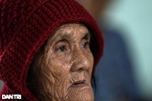 Người mẹ miền Trung mong mưa bão qua mau để được về nhà cùng con cháu