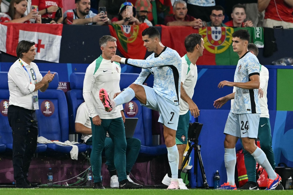 Phản ứng của Ronaldo khi không thể ghi bàn ngày Bồ Đào Nha thua Georgia - 2 Phản ứng của Ronaldo khi không thể ghi bàn ngày Bồ Đào Nha thua Georgia - 2