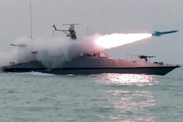 2 tàu chiến Mỹ vượt qua Hormuz dưới "mưa" hỏa lực Iran