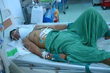 Bị bệnh nặng, một người đàn ông cắt khí quản tự tử