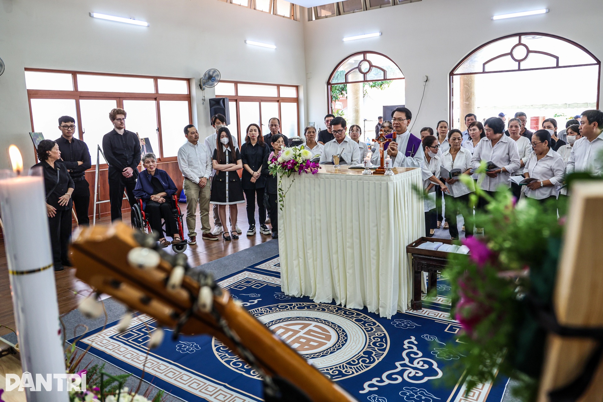 Friends and colleagues were moved by the coffin of musician The Hien - 2 Bạn bè, đồng nghiệp xúc động trước linh cữu nhạc sĩ Thế Hiển - 2