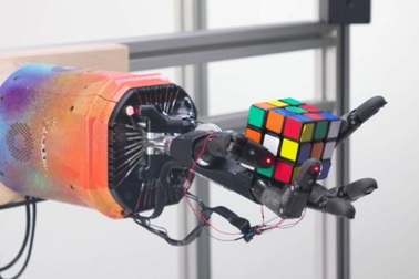 Bàn tay robot giải quyết khối Rubik chỉ trong khoảng 4 phút