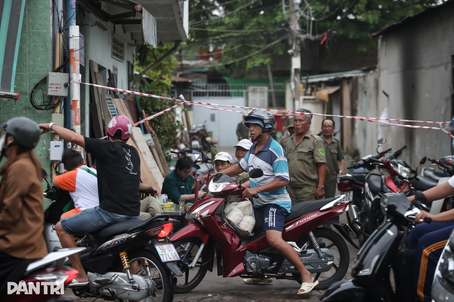 Hiện trường vụ cháy xóm đồ gỗ ven kênh Tàu Hủ ở TPHCM - 11 Hiện trường vụ cháy xóm đồ gỗ ven kênh Tàu Hủ ở TPHCM - 11