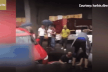 Hố sâu “tử thần” bất ngờ xuất hiện trên phố khiến 2 xe hơi rơi “lọt thỏm”