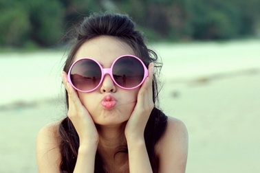 Cô bạn Miss Teen trổ tài làm "mặt xấu" trước biển