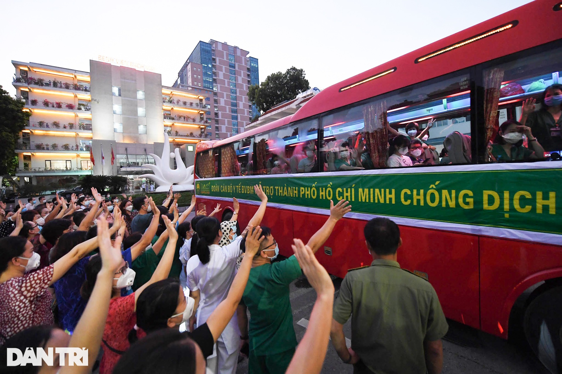Ảnh tuần: Cay khóe mắt cảnh vợ chồng vạ vật chăm con 10 tháng tuổi ở TPHCM - 10 Ảnh tuần: Cay khóe mắt cảnh vợ chồng vạ vật chăm con 10 tháng tuổi ở TPHCM - 10