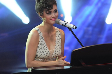 Á quân The Voice Mỹ xinh như mộng trên sân khấu Giọng hát Việt