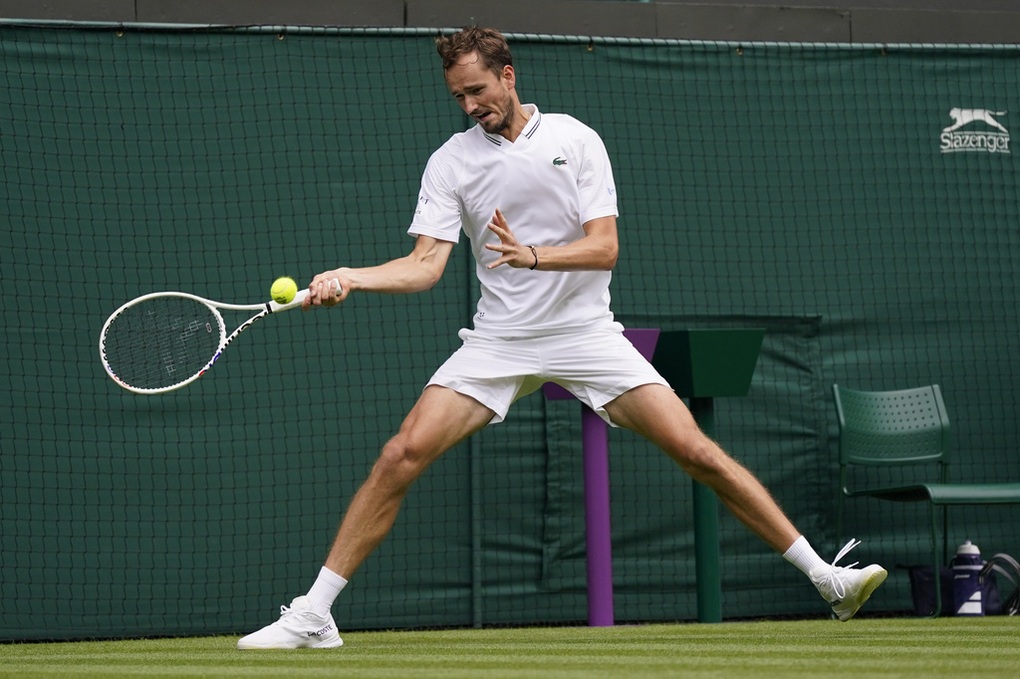 Medvedev, Tsitsipas vất vả đi tiếp, Sinner, Rune thể hiện sức mạnh - 1