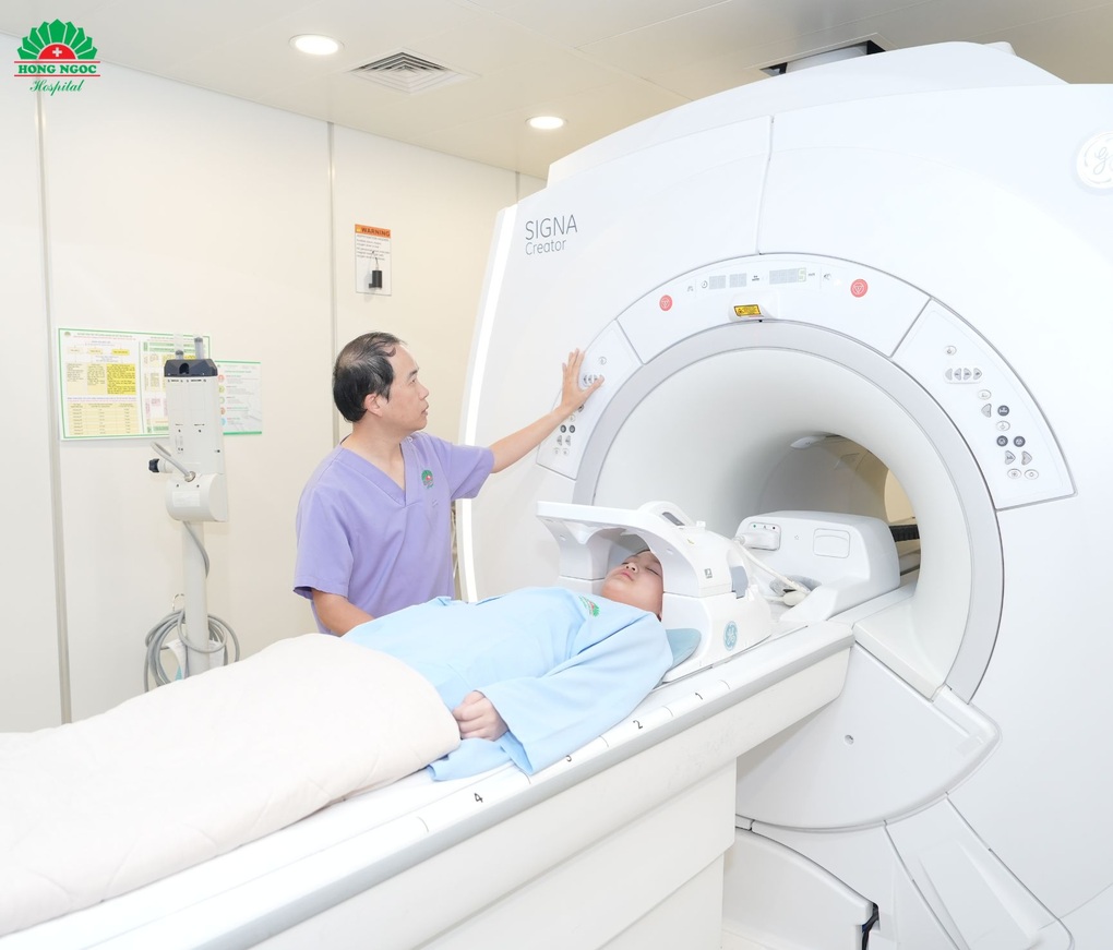 Une fillette de 6 ans découvre de manière inattendue une tumeur cérébrale lors d'un dépistage précoce de la puberté - 1 Bé gái 6 tuổi bất ngờ phát hiện khối u vùng não khi tầm soát dậy thì sớm - 1