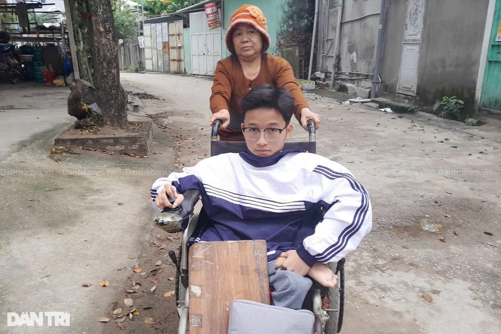 Xót xa nam sinh viên liệt nửa người cầu cứu có cơ hội được học đại học - 4 Xót xa nam sinh viên liệt nửa người cầu cứu có cơ hội được học đại học - 4