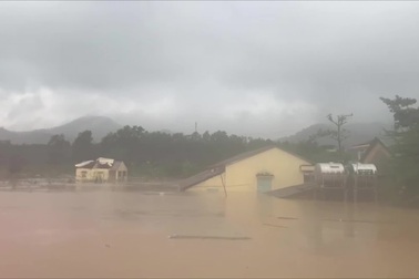 Nước lũ nhấn chìm khu dân cư tại Quảng Trị