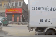 Sang đường đúng điểm mù xe công-ten-nơ, người phụ nữ hút chết