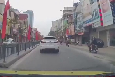 Dừng đèn đỏ Lexus bị xe máy húc đuôi