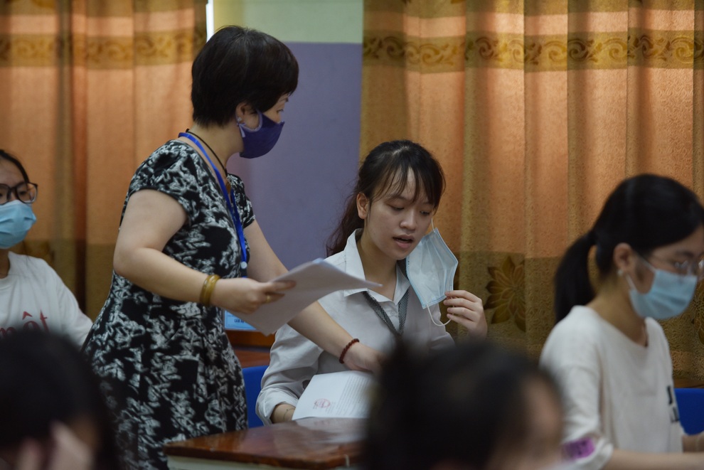 Thí sinh đội mũ len khiến thân nhiệt cao 38,2 độ C, phải đến phòng cách ly - 7 Thí sinh đội mũ len khiến thân nhiệt cao 38,2 độ C, phải đến phòng cách ly - 7