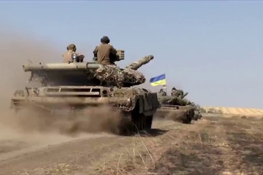 Tăng mạnh ngang T-90 bị bắt sống tại Đông Ukraine