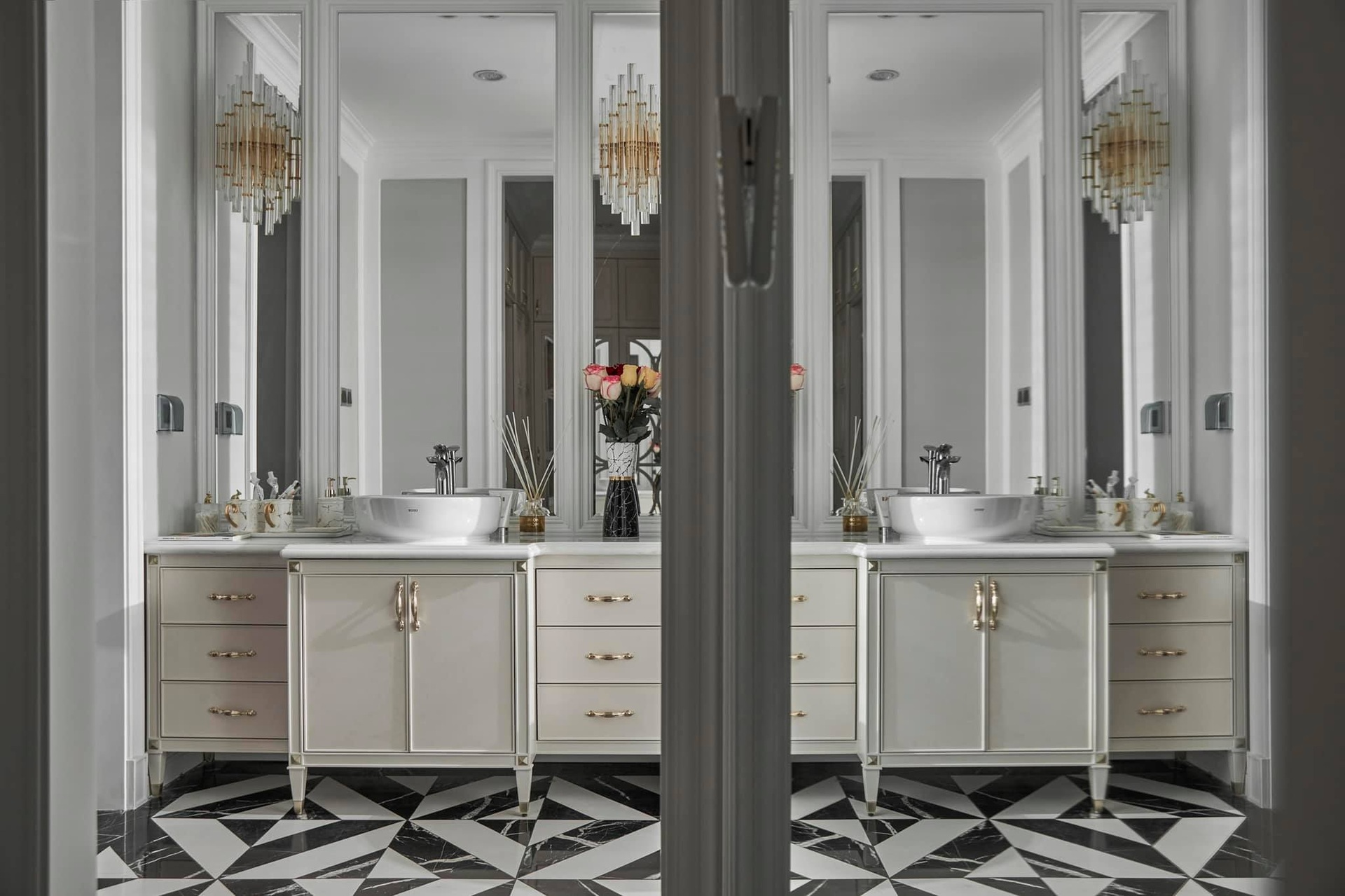 Căn biệt thự đẹp lung linh với nội thất màu Champagne, lạ mà cuốn hút - 16