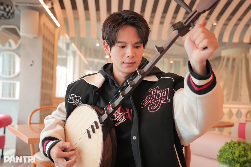 Hotboy 1,78m Cha tôi, người ở lại: Học đàn nguyệt, được Thái Sơn ưu ái - 2 Hotboy 1,78m Cha tôi, người ở lại: Học đàn nguyệt, được Thái Sơn ưu ái - 2