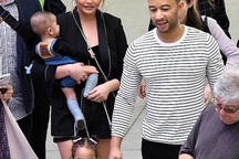 Danh ca John Legend đưa vợ con đi đón Giáng sinh sớm