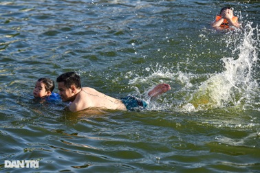 Người dân ngoại thành Hà Nội đổ ra "bể bơi" rộng 7.000m2 tắm giải nhiệt