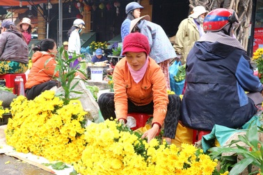Tất bật phiên chợ ngày cuối năm