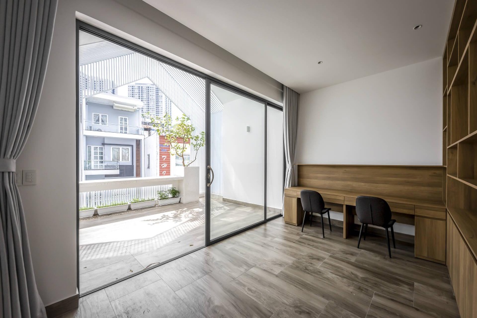 Nhà Sài Gòn có mặt tiền chống trộm, tối giản không gian vẫn đẹp bất ngờ - 14