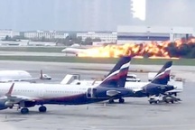 Khoảnh khắc máy bay Nga chở 78 người lao xuống đường băng, bốc cháy
