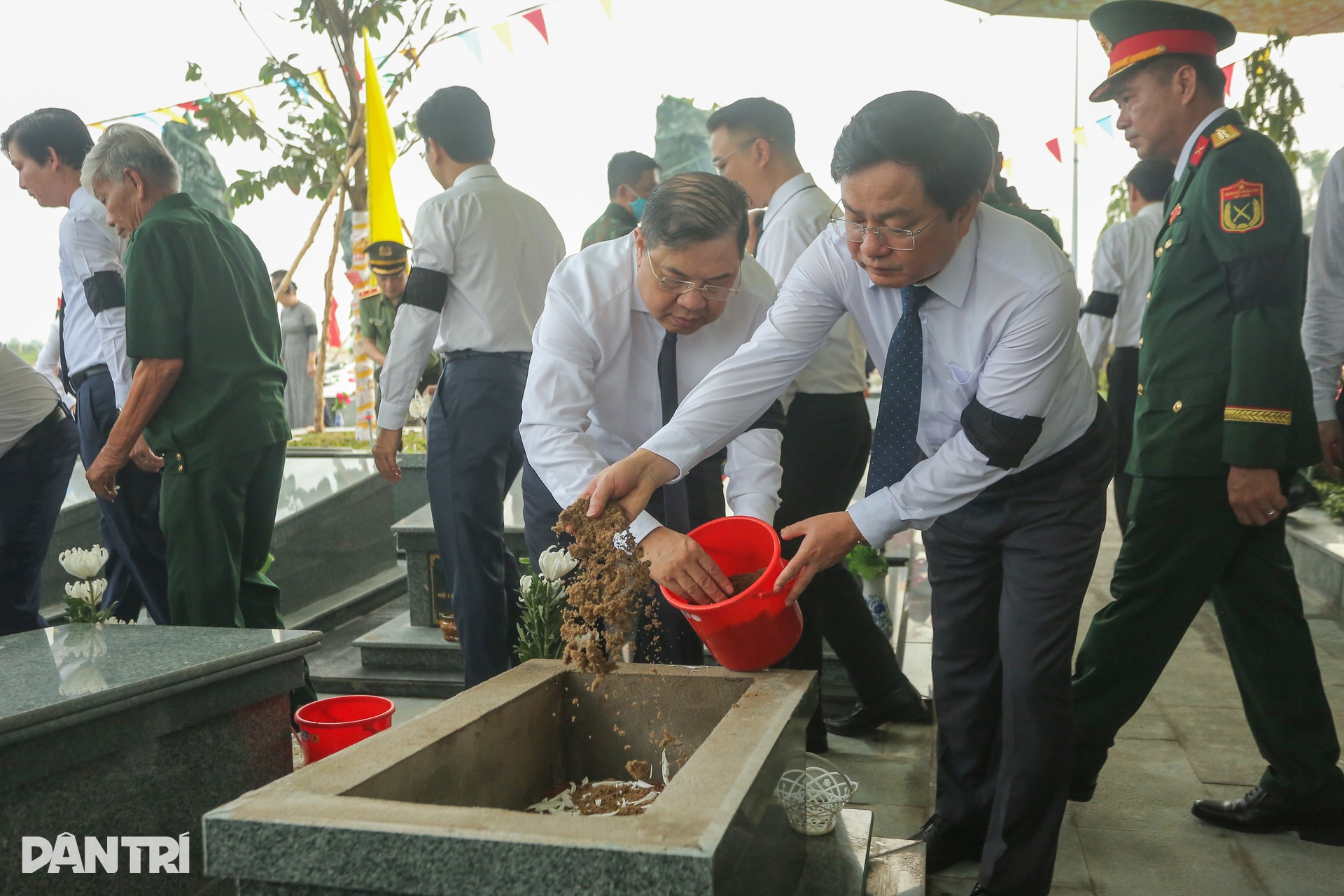 Phó Thủ tướng Thường trực Phạm Gia Túc dự lễ an táng 173 liệt sĩ ở Tây Ninh - 7 Phó Thủ tướng Thường trực Phạm Gia Túc dự lễ an táng 173 liệt sĩ ở Tây Ninh - 7