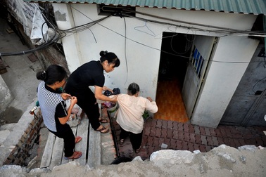 Nhà dân biến thành "hầm" sau dự án đường đắt kỷ lục ở Hà Nội