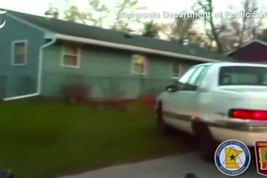 Bé trai 8 tuổi mặc đồ ngủ lái xe trốn cảnh sát suốt 32km