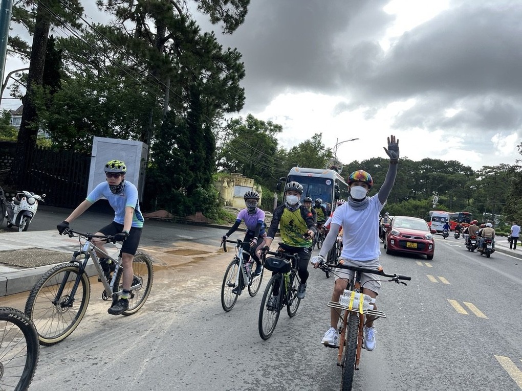 Người đàn ông ở TPHCM đạp xe 15km mỗi sáng đến công sở - 4 Người đàn ông ở TPHCM đạp xe 15km mỗi sáng đến công sở - 4