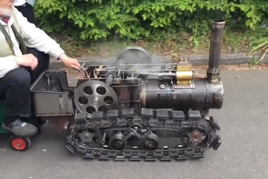 Chiếc đầu kéo tí hon bằng hơi nước cực tinh xảo và đẹp mắt