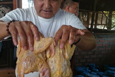 Độc đáo “gà xếp hàng” ăn với cơm lam ở Pleiku