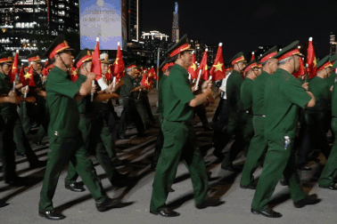 Hàng nghìn người tham gia luyện tập diễu hành giữa đêm ở TPHCM