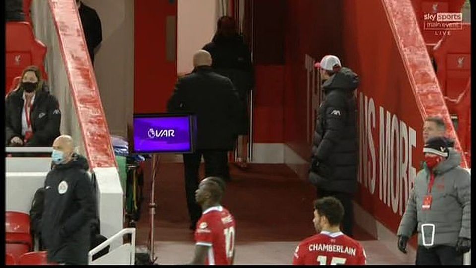 HLV Jurgen Klopp nổi giận lôi đình, quát tháo HLV đối thủ - 2 HLV Jurgen Klopp nổi giận lôi đình, quát tháo HLV đối thủ - 2