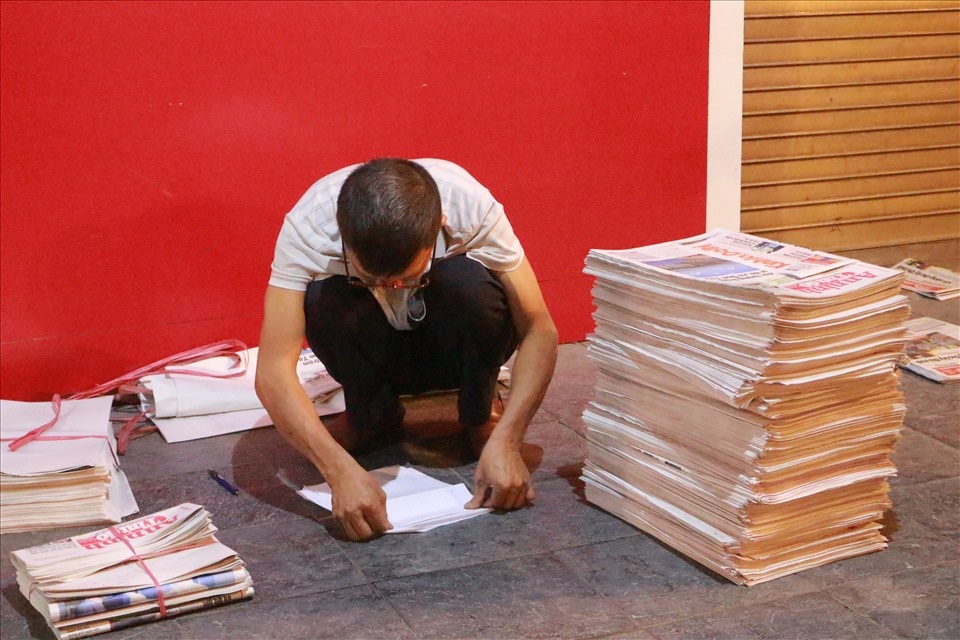 Việc hiếm: Phân loại báo mỗi sáng - 4