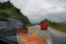 Nữ tài xế điều khiển ô tô vượt ẩu trên cao tốc Nội Bài - Lào Cai