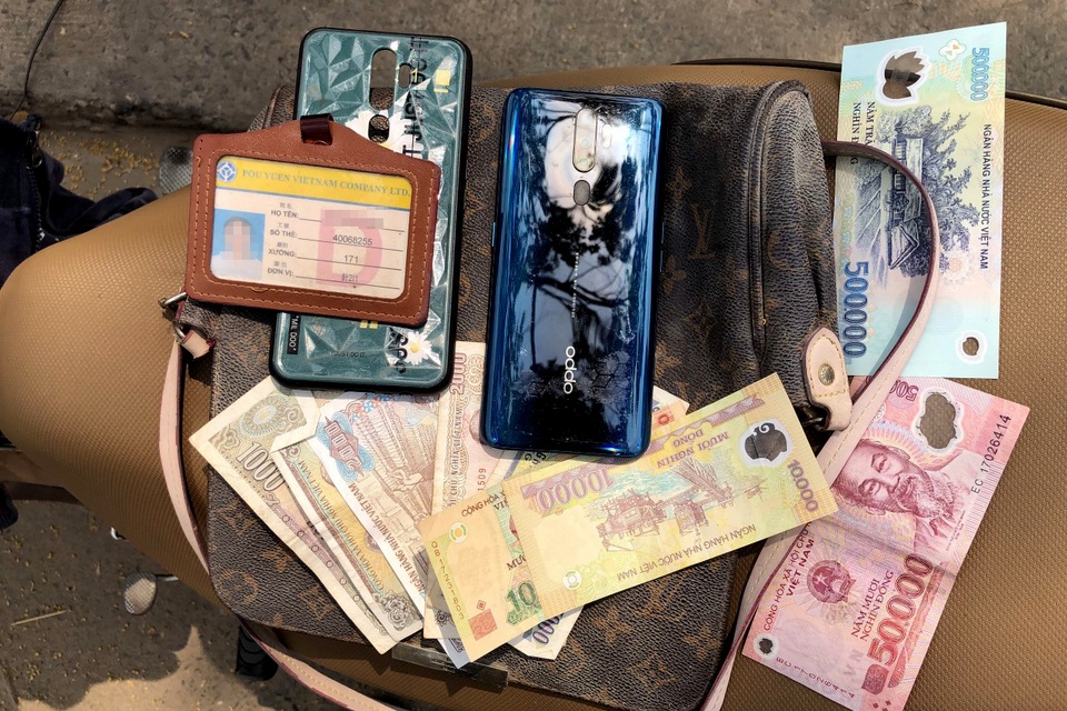 Bị giật túi xách, người phụ nữ ngã dập não - 2 Bị giật túi xách, người phụ nữ ngã dập não - 2