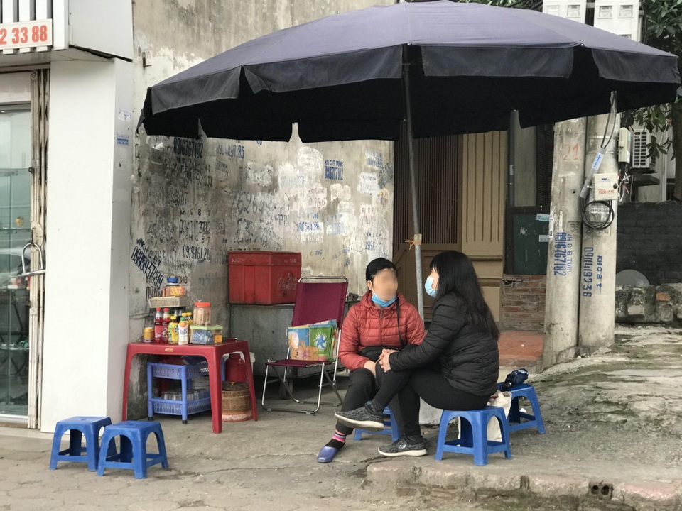 Trà đá vỉa hè ở Hà Nội vẫn ngang nhiên bày bán bất chấp lệnh cấm - 2 Trà đá vỉa hè ở Hà Nội vẫn ngang nhiên bày bán bất chấp lệnh cấm - 2